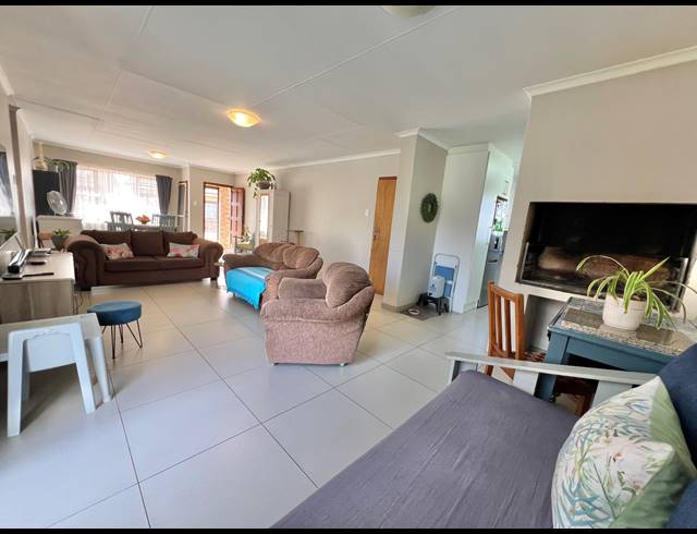 3 BEDROOM TOWNHOUSE FOR SALE IN JEFFREYS BAY CENTRAL